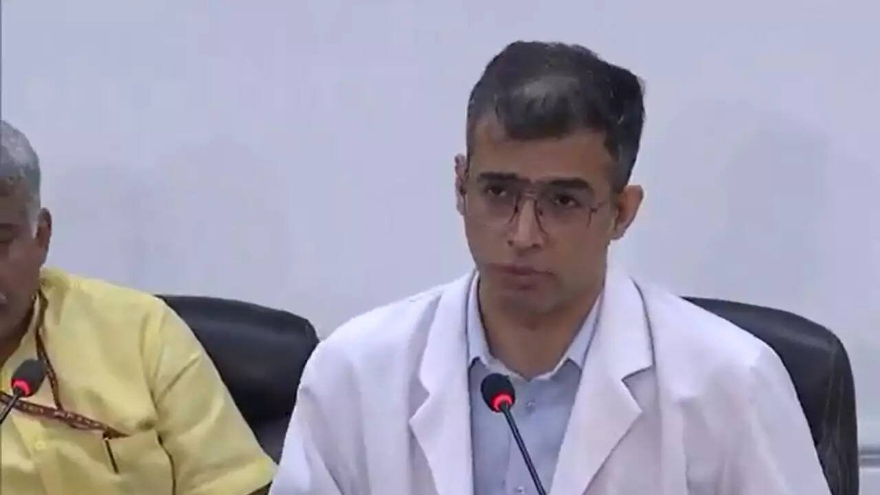 You are currently viewing ‘No clear association found’: AIIMS department says no link between Covid vaccines and sudden cardiac deaths; refutes Siddaramaiah’s charges