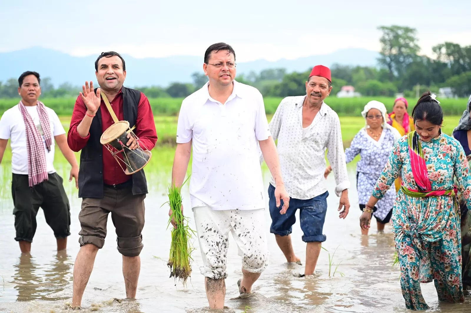You are currently viewing CM Dhami plants paddy in Khatima, pays tribute to farmers’ hard work