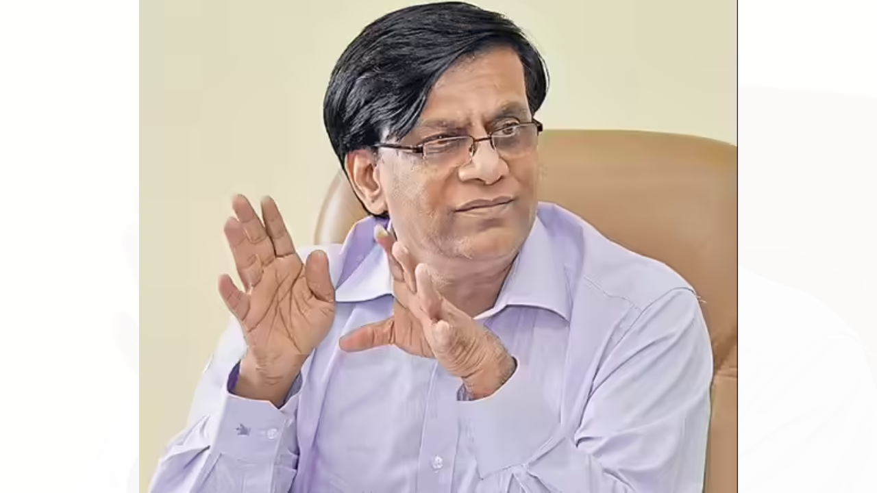 You are currently viewing ‘Road or school’: Siddaramaiah aide asks public to choose between welfare schemes, development; opposition slams ‘freebie politics’