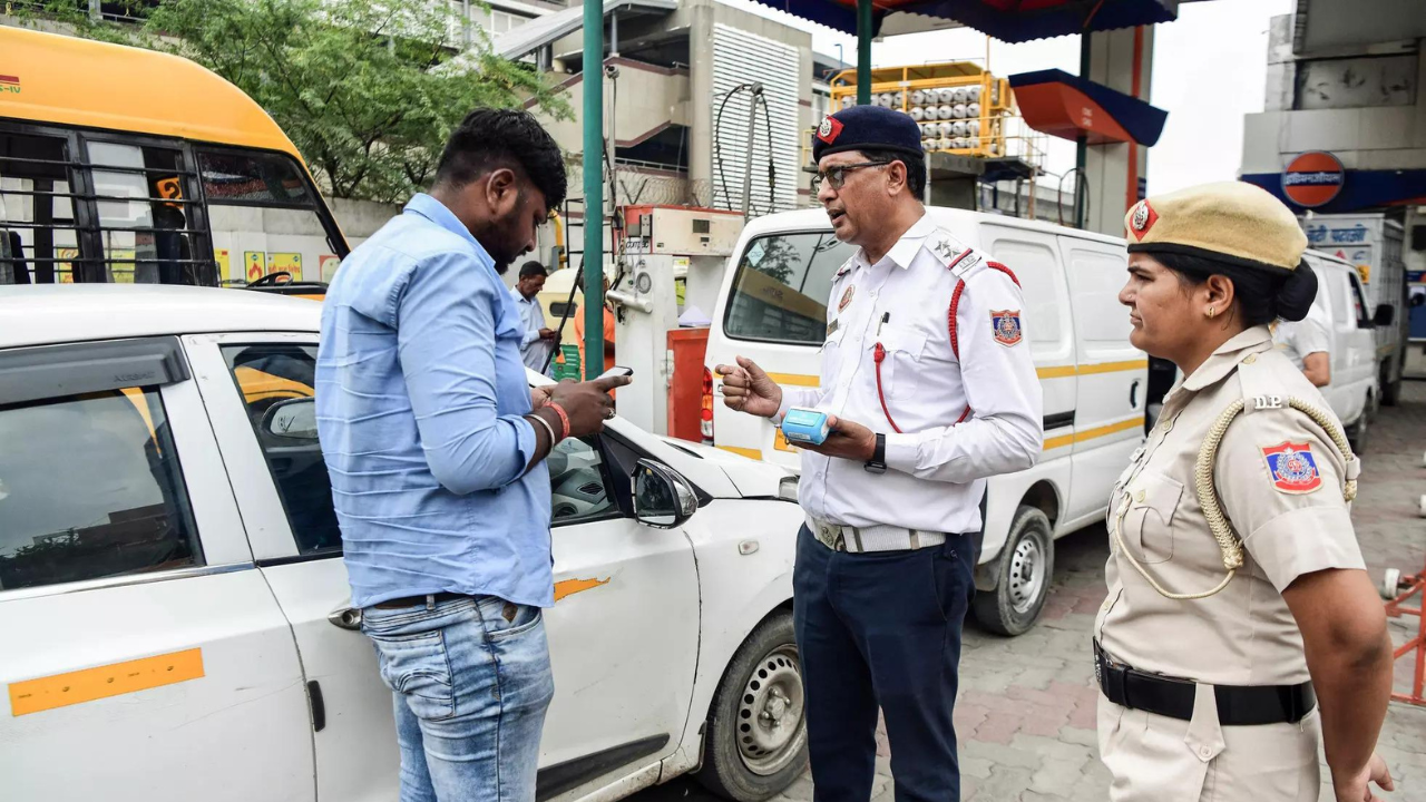 You are currently viewing Fuel ban: Delhi fuel ban on end-of-life vehicles to come into effect from November 1; decision follows public outcry