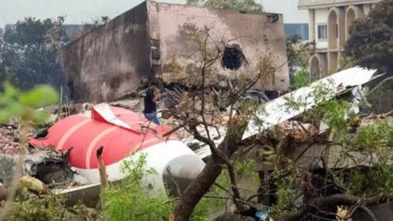 You are currently viewing Air India crash: AAIB to release preliminary report this week; global experts aiding probe