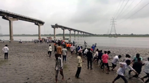 Read more about the article 13 die as Gujarat bridge collapses, 6 vehicles fall into Mahi river