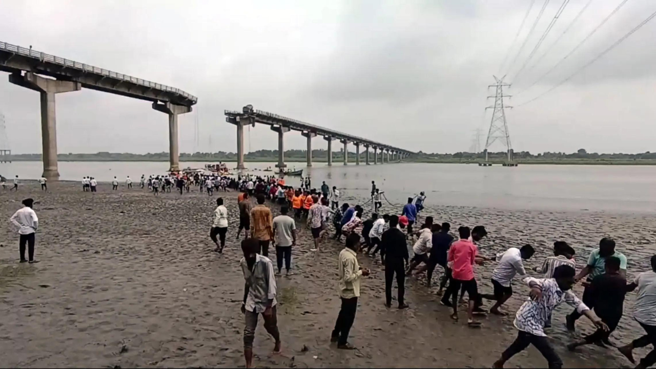 You are currently viewing 13 die as Gujarat bridge collapses, 6 vehicles fall into Mahi river