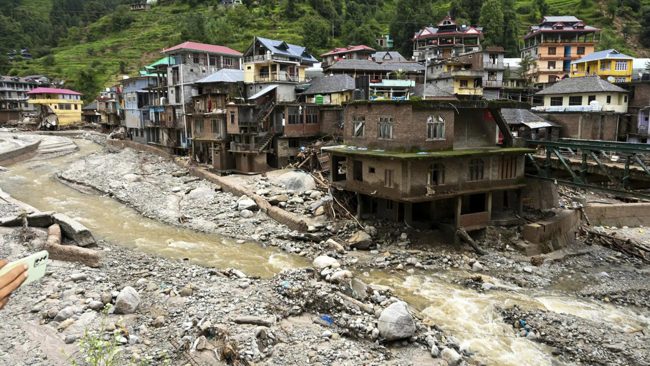 You are currently viewing Flood relief approved: Amit Shah says Modi govt ‘stands resolutely’ with states; Rs 1,066 crore released to states