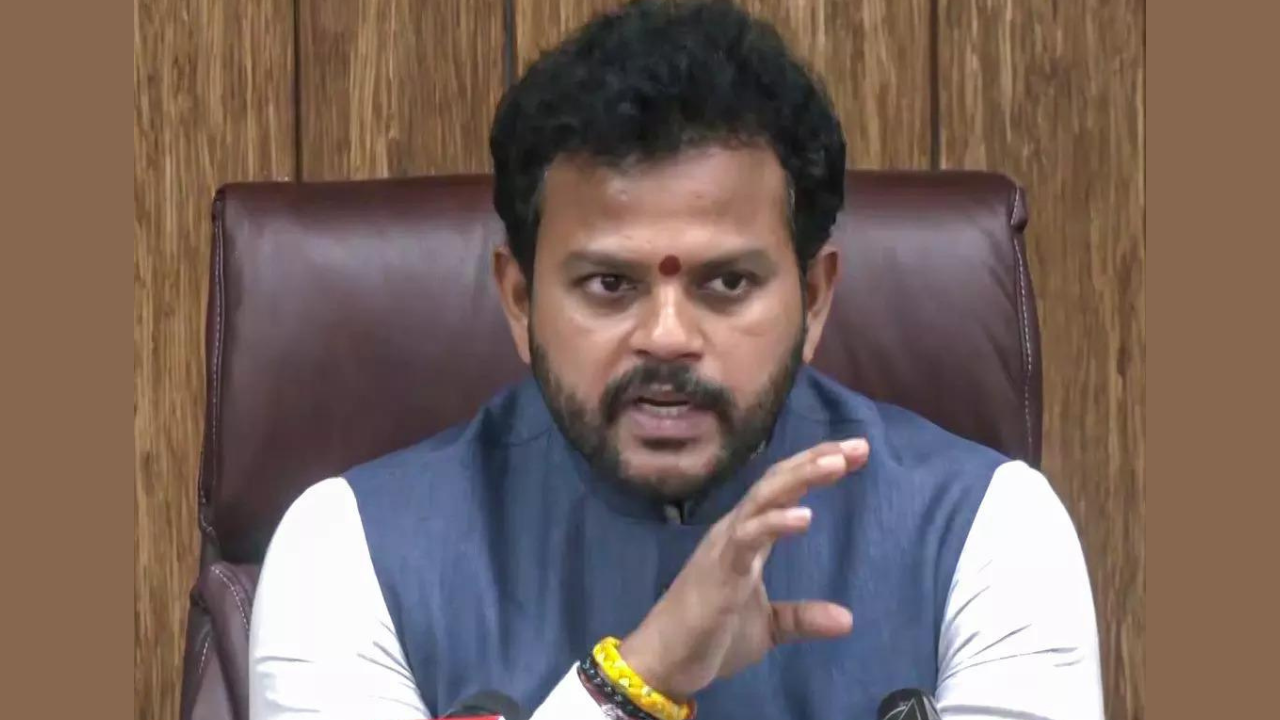 You are currently viewing Air India crash: ‘Don’t jump to any conclusion’, says aviation minister Ram Mohan Naidu on AAIB’s preliminary report