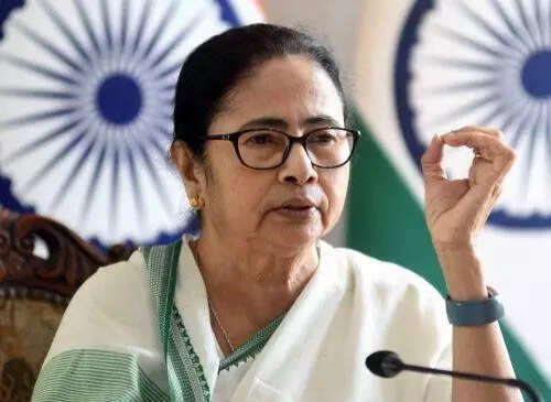 You are currently viewing ‘Detain me, if you can’: Mamata Banerjee dares BJP; accuses it of ‘targeting’ Bengali migrants across India