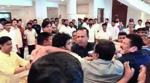 Read more about the article Maha speaker makes NCP (SP), BJP MLAs apologise for scuffle