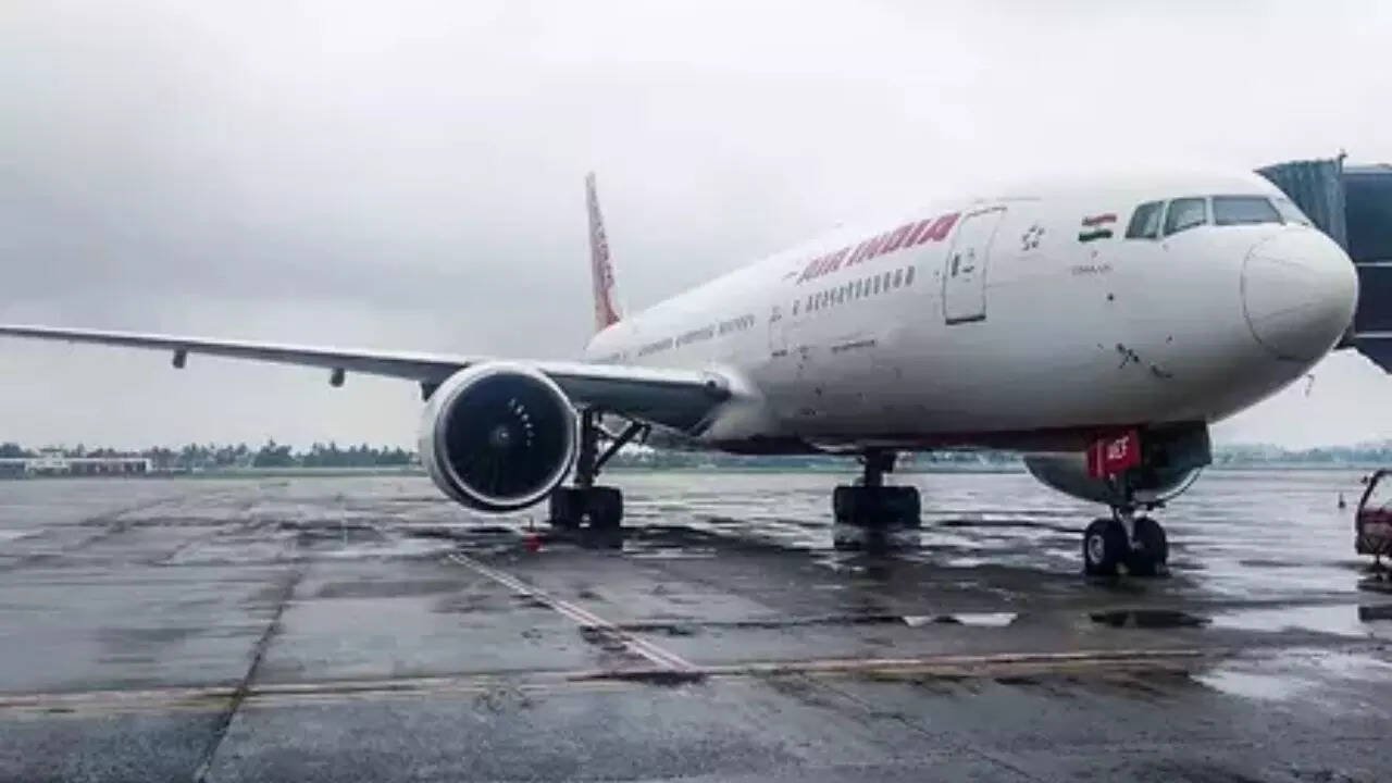 You are currently viewing Another Air India flight scare: Delhi-Kolkata flight aborted moments before take-off due to ‘technical issue’