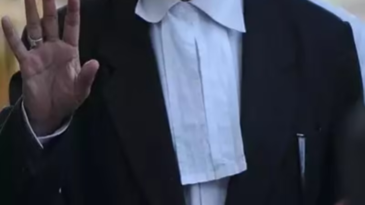You are currently viewing Only lawyers can wear white shirt, black coat & pants inside court: J&K HC bar association