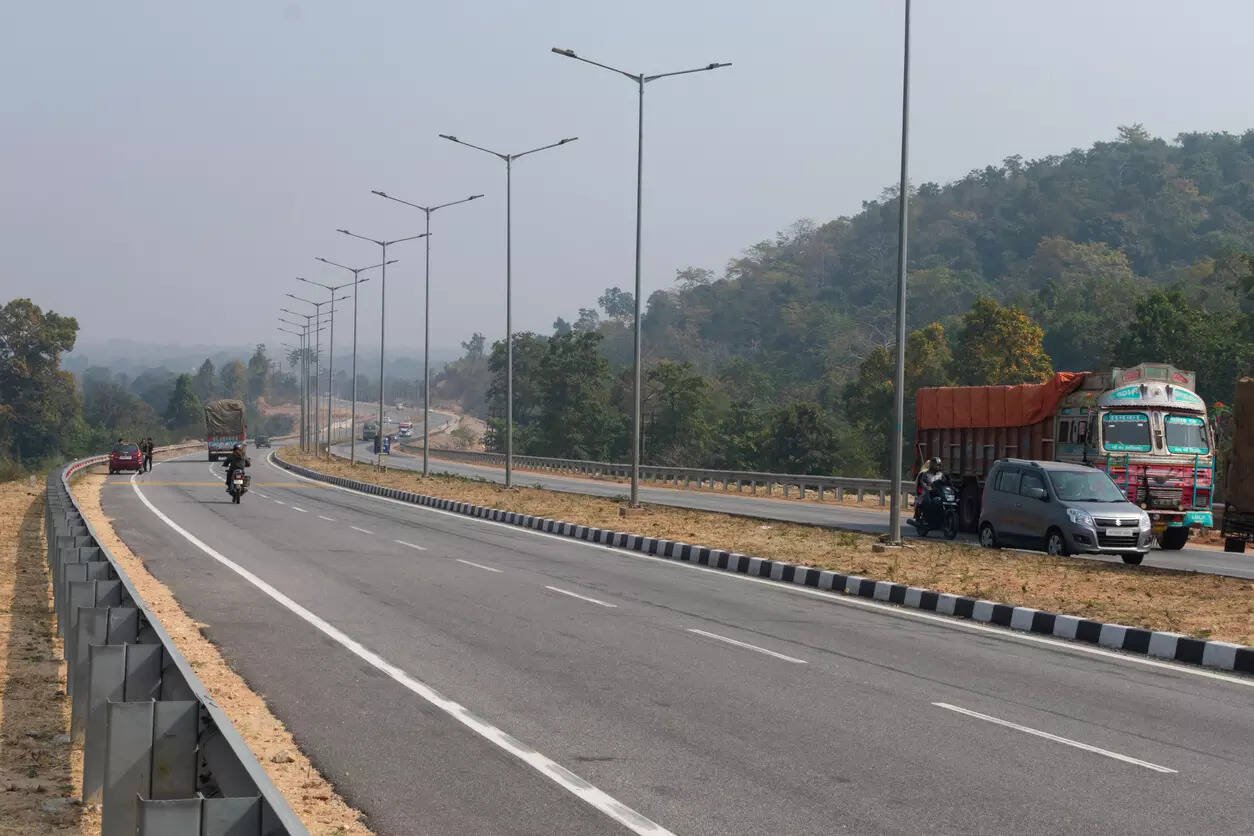 You are currently viewing Deaths due to accidents on national highways have marginally reduced since 2023: Govt data