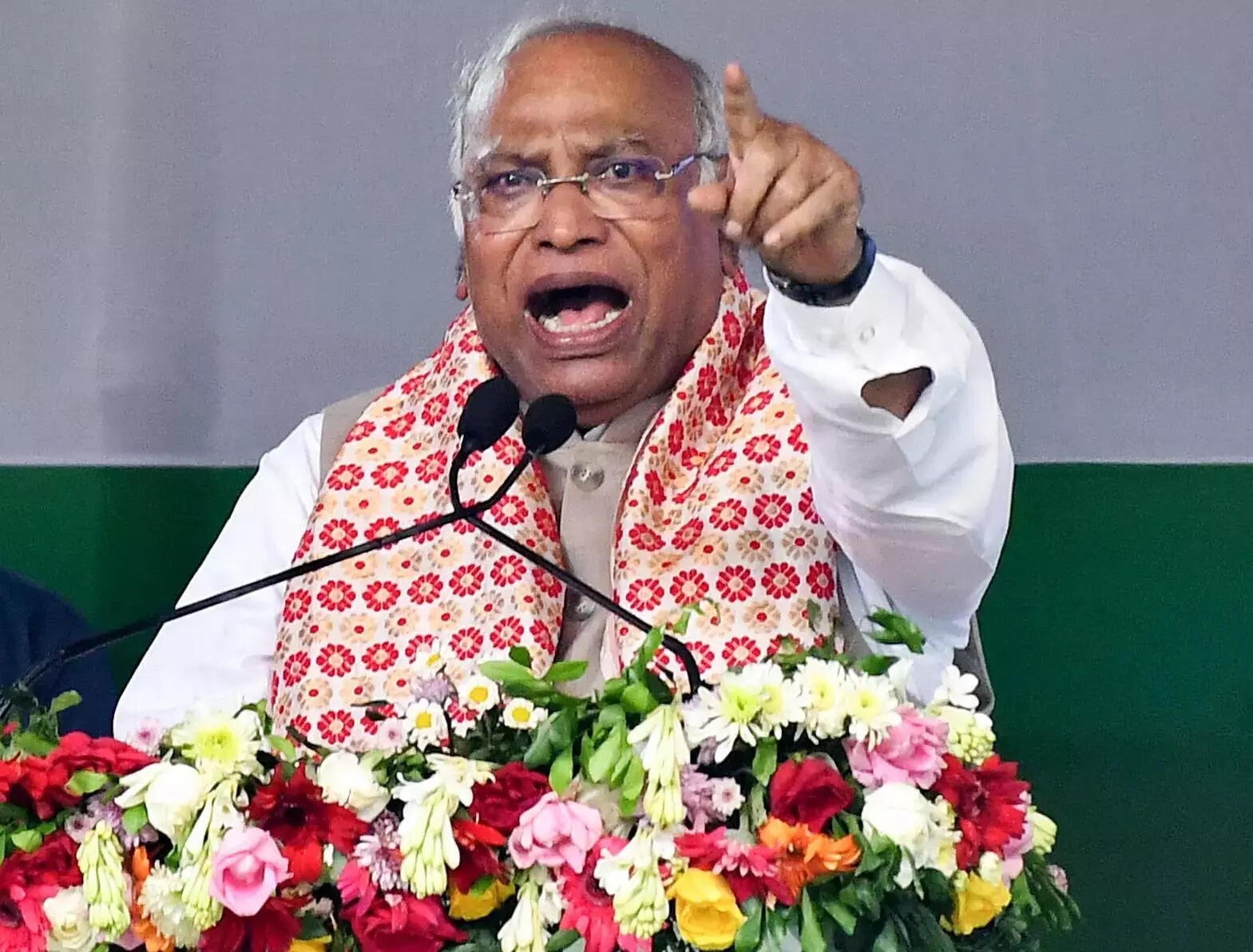 You are currently viewing ‘Sabko mitti mein mila ke … ‘: Kharge attacks PM Modi over quota; calls BJP, RSS ‘poison’