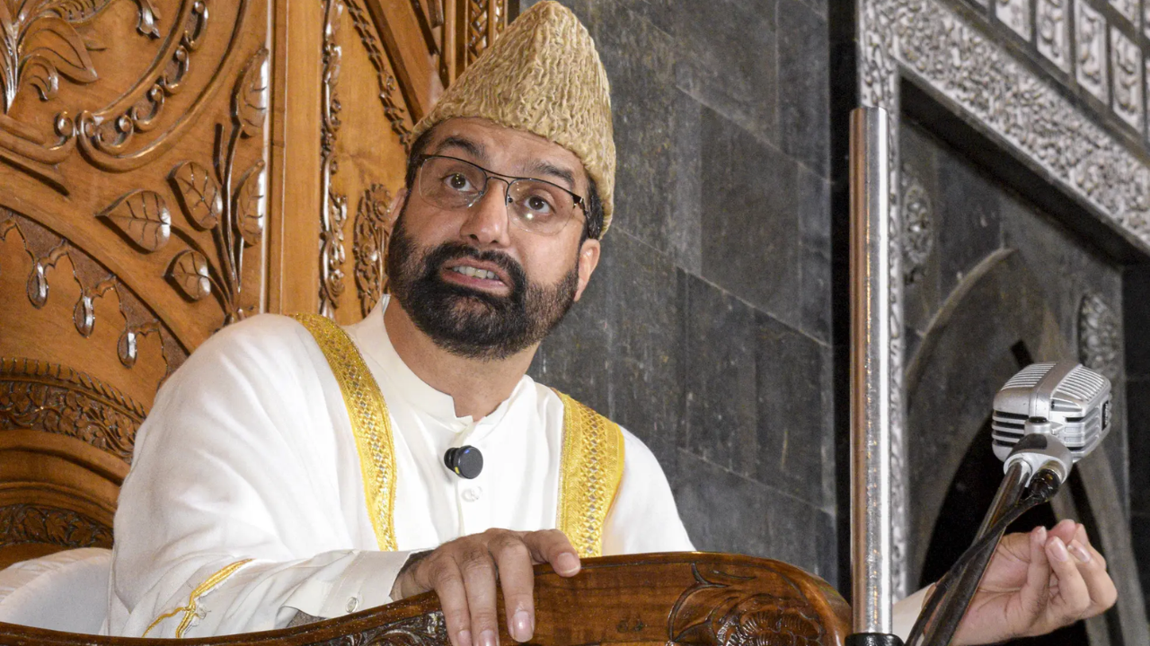 You are currently viewing Mirwaiz allowed to deliver Friday sermon after two weeks; says frequent house arrest will not change facts