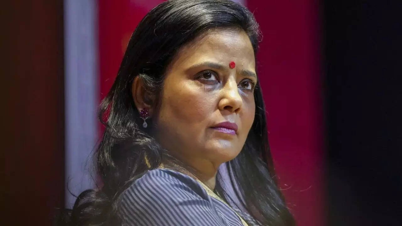 You are currently viewing Cash-for-query case: Trouble mounts for TMC’s Mohua Moitra; CBI files chargesheet with Lokpal