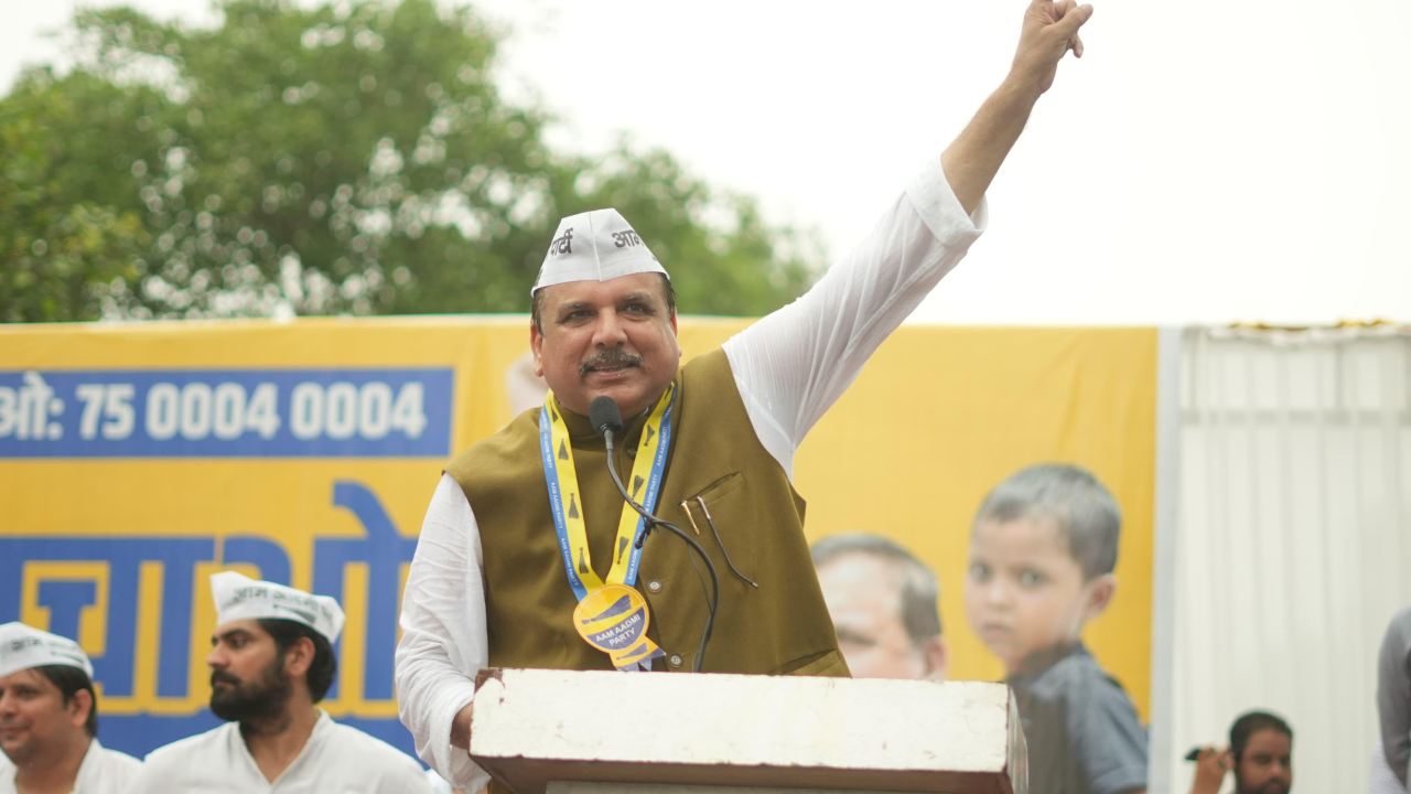 You are currently viewing ‘Not a single school will be allowed to shut’: AAP protests in Lucknow over govt school closures; demands policy rollback