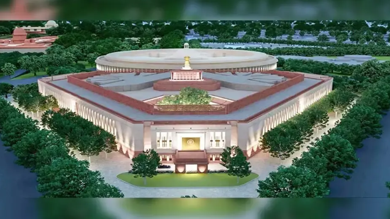 You are currently viewing ‘If a statue can enter, why not a living cow?’: Shankaracharya criticises Parliament inauguration; seeks slaughter ban