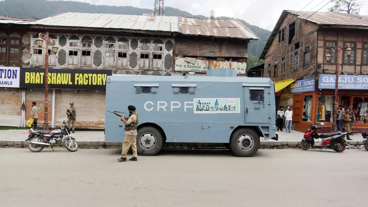 You are currently viewing J&K: Bus carrying CRPF jawans falls into gorge in Udhampur; 3 killed, several injured