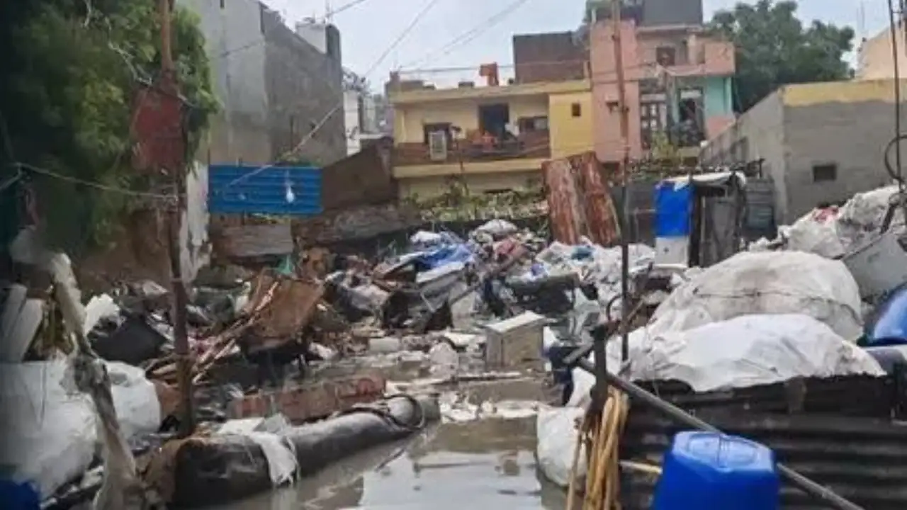 You are currently viewing ‘Badi deewar gir gayi hai’: Families recall Delhi wall collapse horror; 7 killed