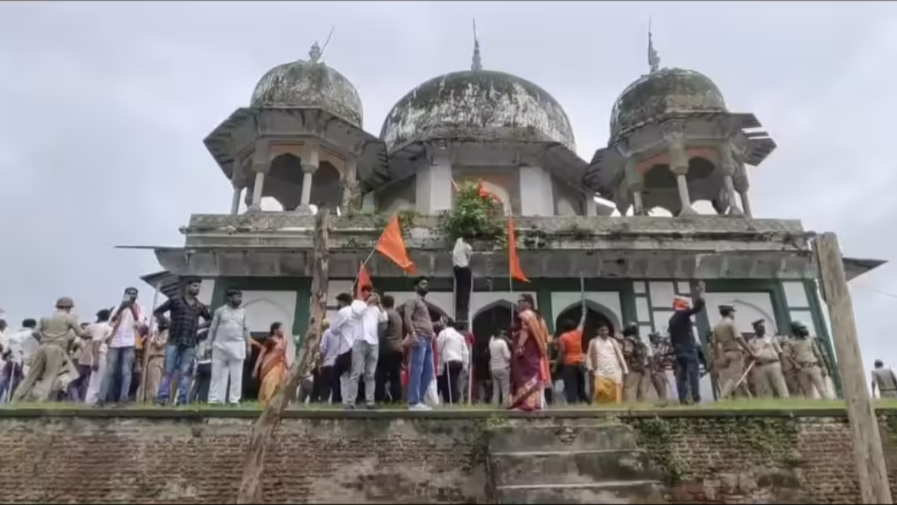 You are currently viewing Fatehpur mausoleum row: SP expels Pappu Chauhan for ‘anti-party activities’; hoisted saffron flags