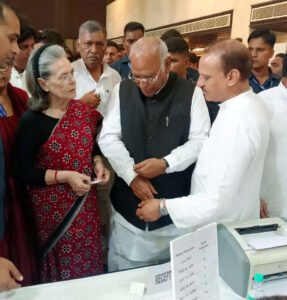 Read more about the article Shah, Sonia, Kharge vote in keenly-contested Constitution Club election