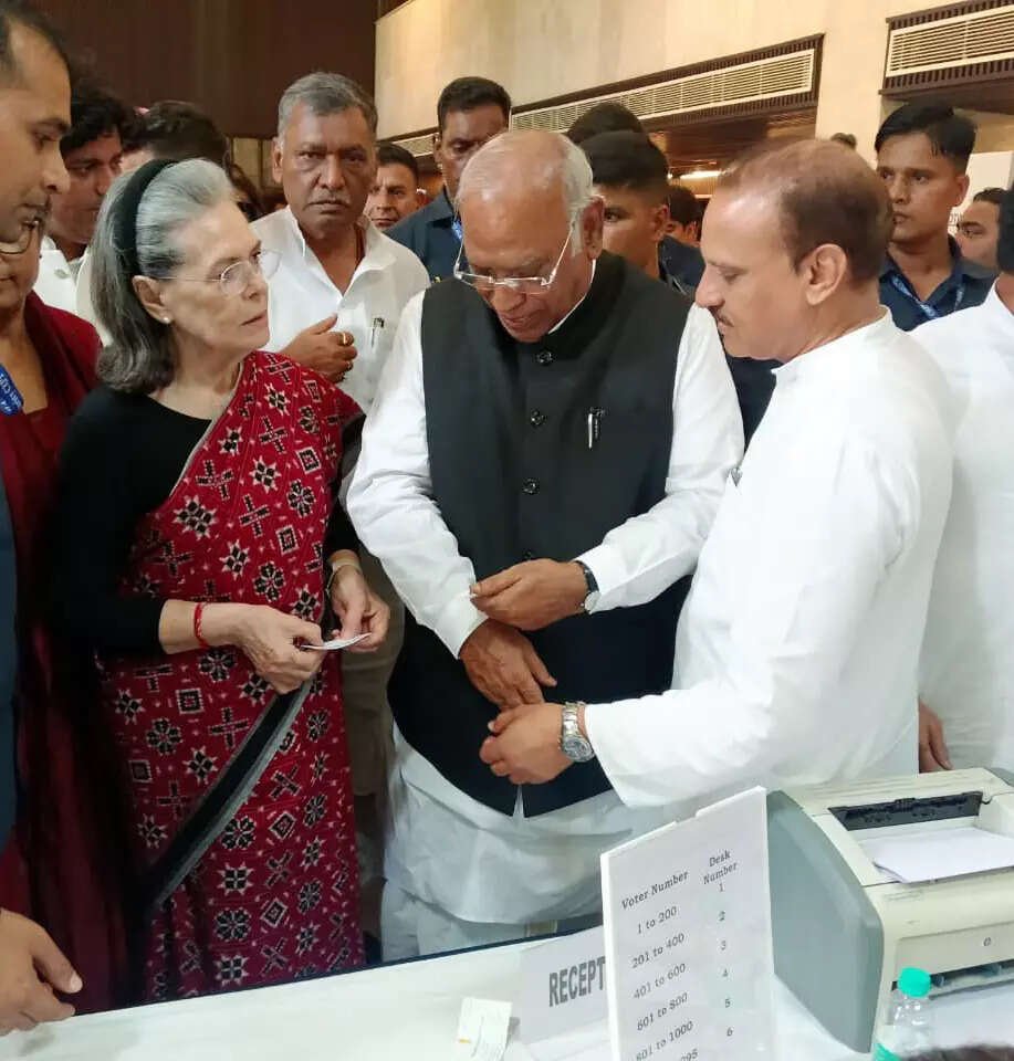 You are currently viewing Shah, Sonia, Kharge vote in keenly-contested Constitution Club election