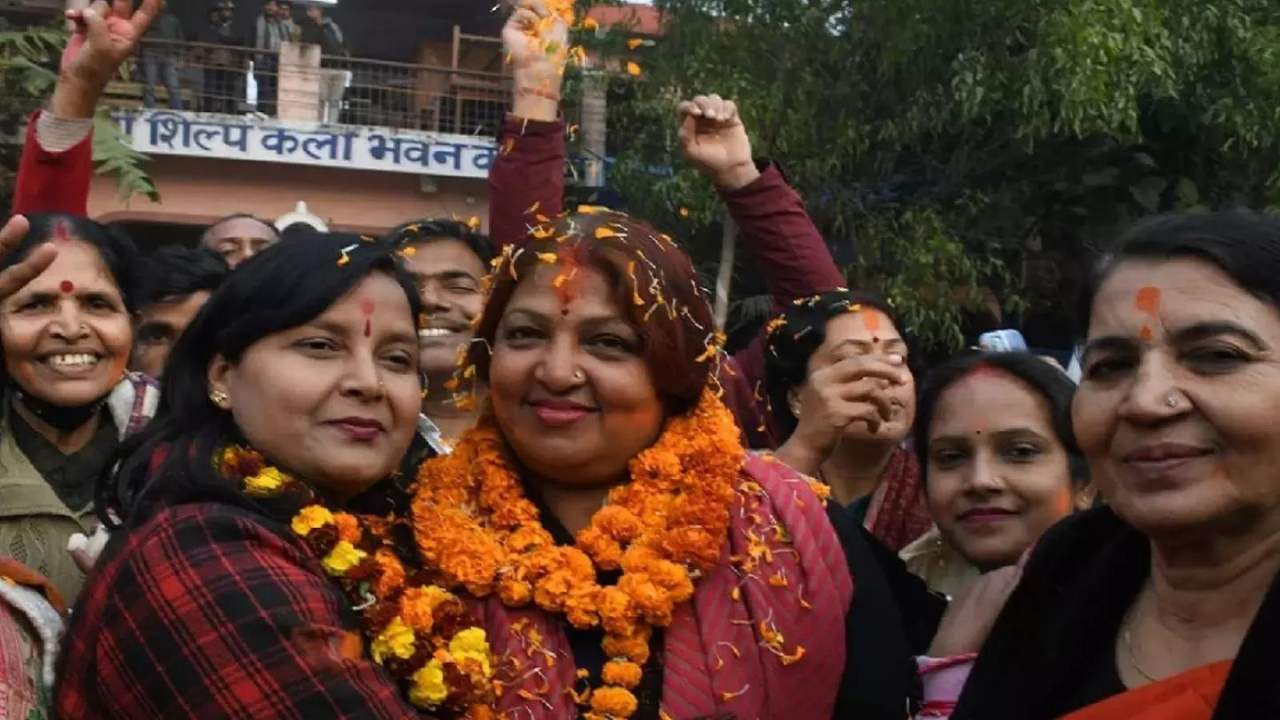 You are currently viewing Bihar: EC sends notice to BJP’s Muzaffarpur mayor; hours after Tejashwi said she has 2 voter ID cards