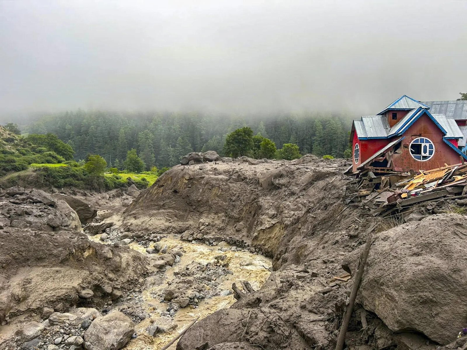 You are currently viewing Death toll in J&K cloudburst soars to 60, dozens still missing