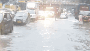 Read more about the article Mumbai rains: Heavy downpour floods streets, railway tracks flooded, red alert sounded; watch