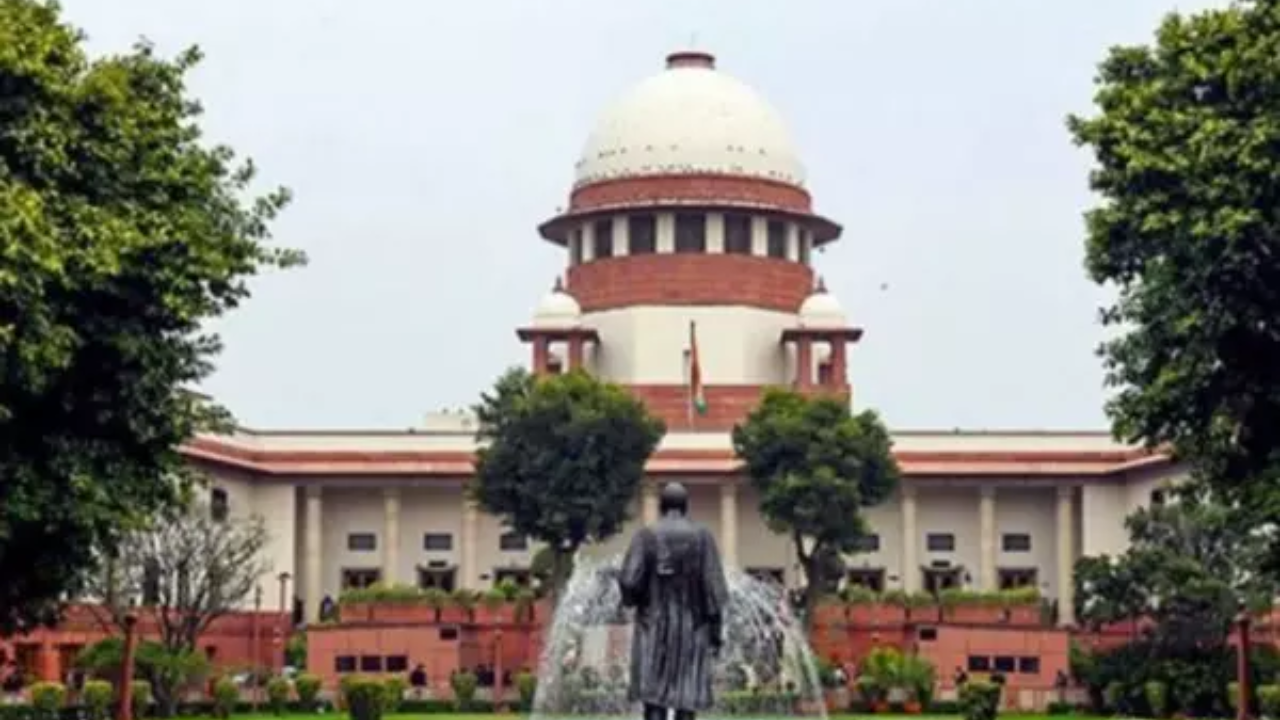 You are currently viewing Why should one pay to spend 12 hours in traffic jams? Supreme Court questions toll fees on Kerala highway; slams NHAI over poor roads