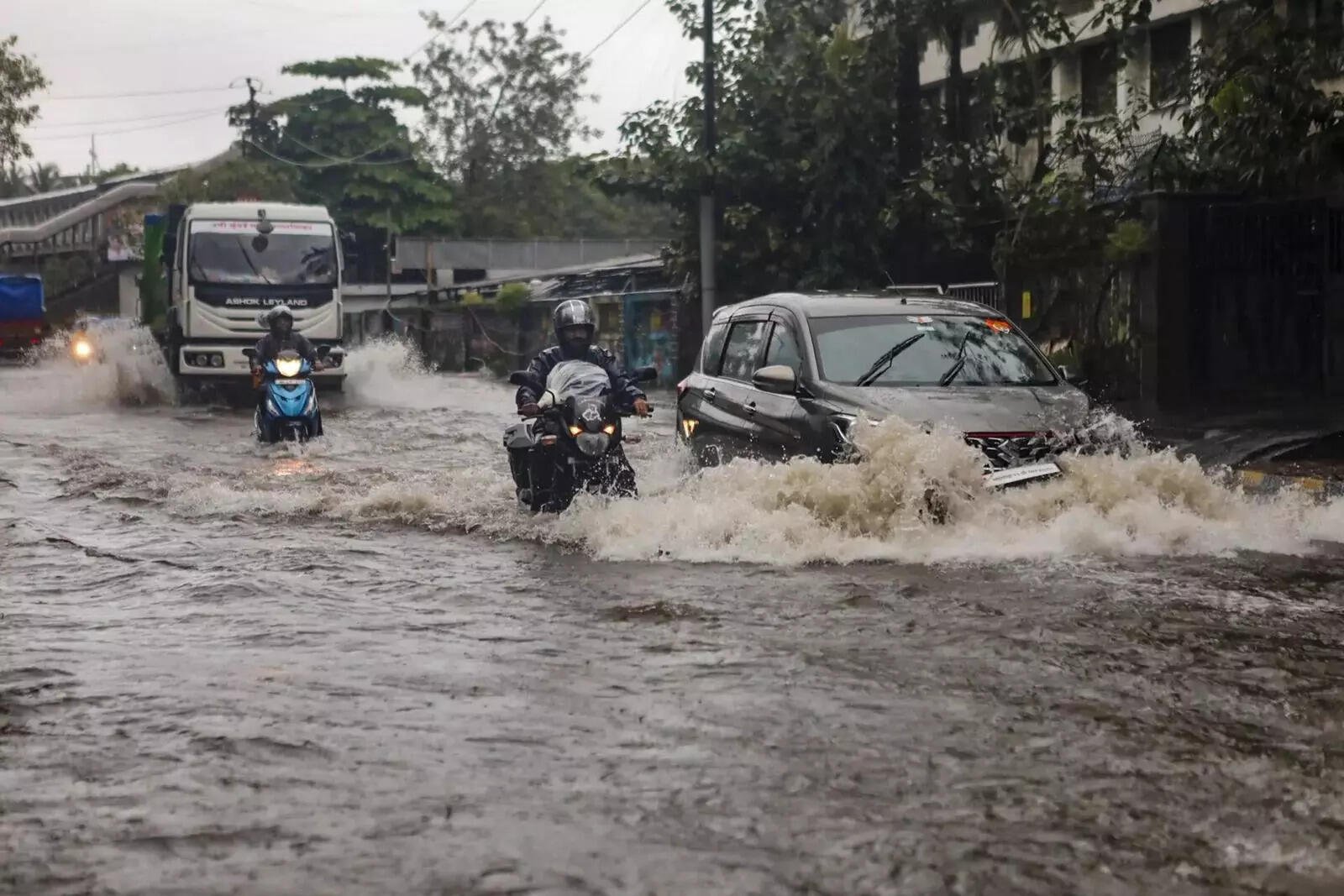 You are currently viewing ‘Allow extra time for commute’: Indigo issues travel advisory amid heavy rains in Mumbai; asks passengers to plan ahead