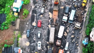 Read more about the article Watch: Crater-like potholes on Chiplun’s Vashishti bridge; NHAI says not its jurisdiction