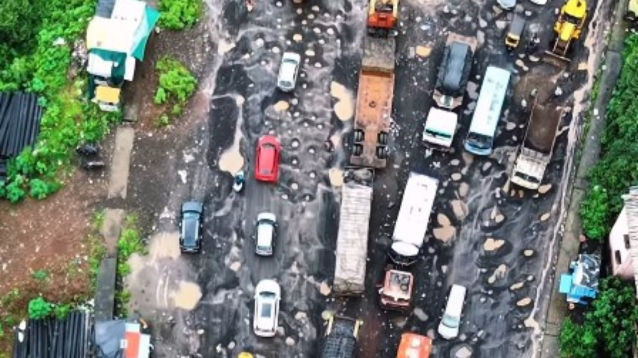 You are currently viewing Watch: Crater-like potholes on Chiplun’s Vashishti bridge; NHAI says not its jurisdiction