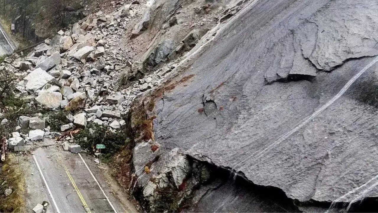 You are currently viewing J&K: Landslide hits Mata Vaishno Devi shrine route; rescue operations under way