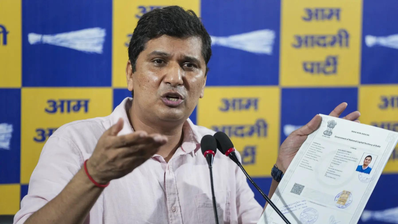 You are currently viewing AAP’s Saurabh Bharadwaj slams ED, alleges L-G conspired to frame him