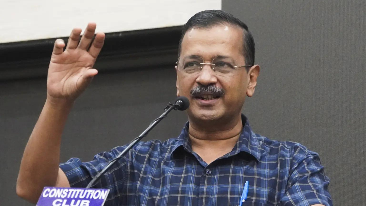 You are currently viewing ‘Public not naive’: Kejriwal alleges ‘compromise’ between BJP, Congress; asks why Gandhis not jailed