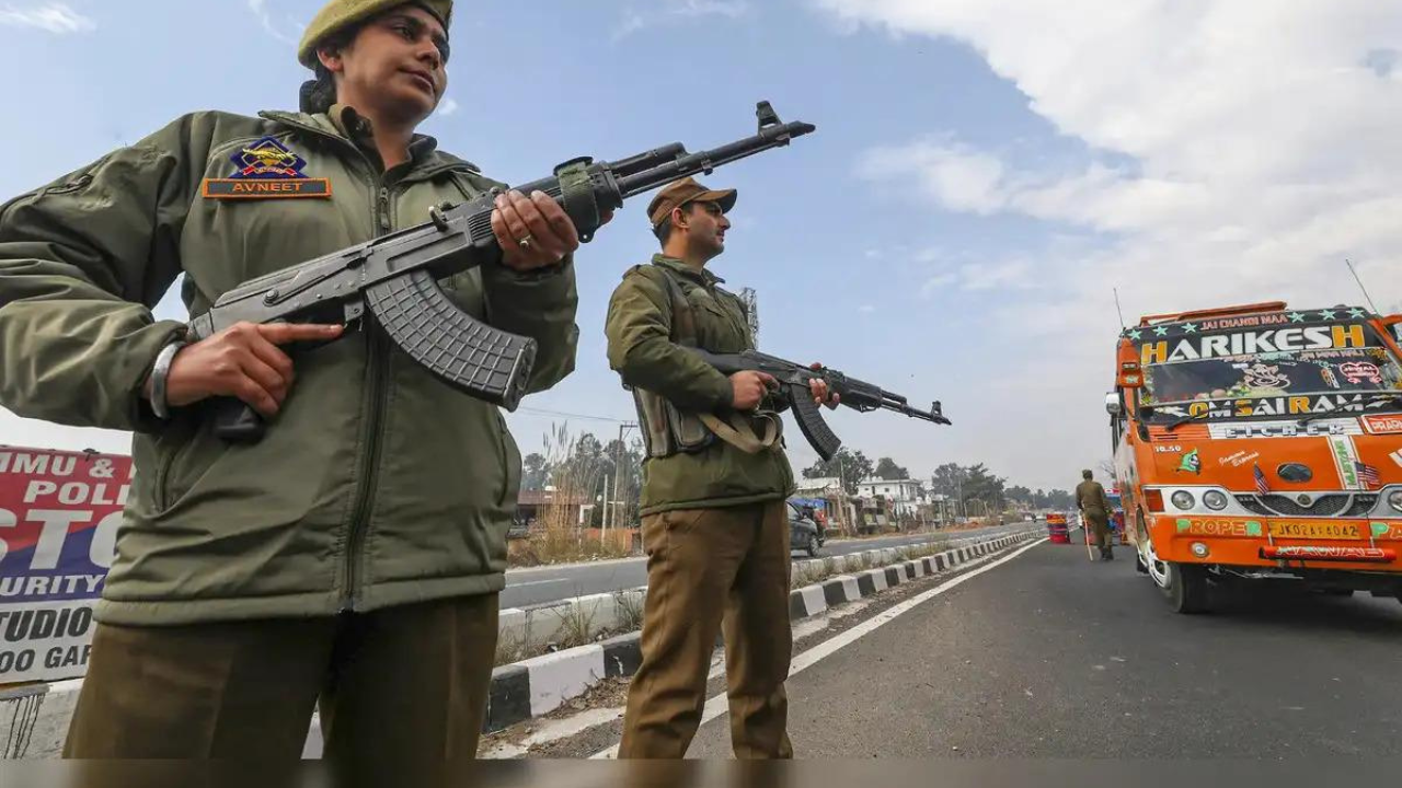 Read more about the article Two terror suspects held with AK-47 rifles in Poonch