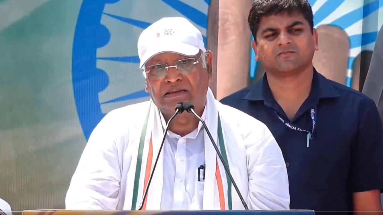 Read more about the article ‘Has a habit of chori’: Mallikarjun Kharge targets PM Modi; questions Nitish’s socialism