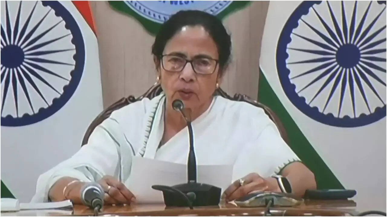 Read more about the article Army dismantles TMC stage: CM Mamata cries foul; urges force to not ‘play into BJP’s hands’