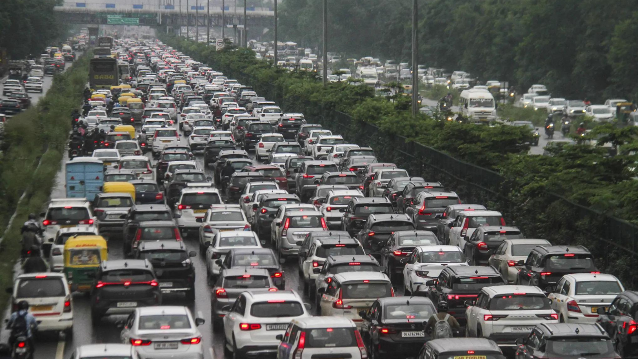 Read more about the article Delhi-NCR rains: Gurugram admin issues advisory for schools, offices; urges online working mode