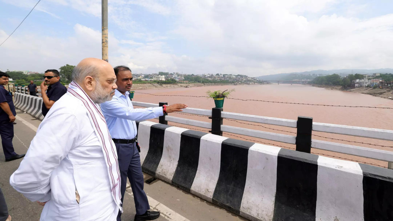 Read more about the article Shah tours flood-hit Jammu, assures assistance from Centre