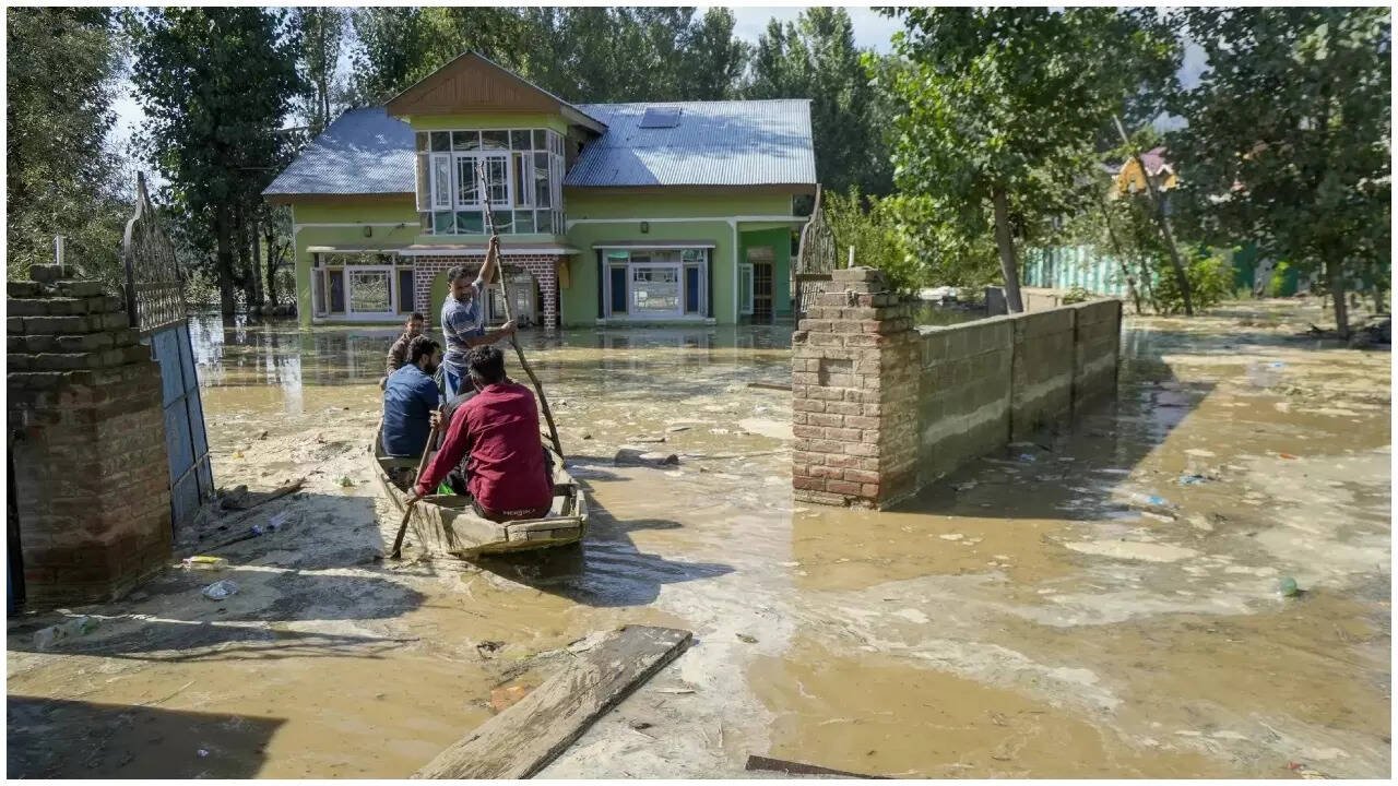 You are currently viewing Central team in Jammu to assess damage as floods, landslides continue to batter Jammu and Kashmir