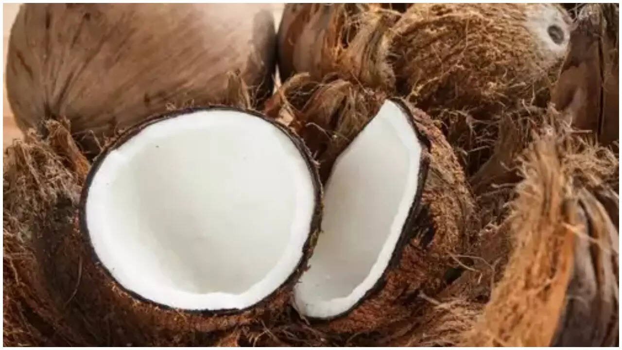 You are currently viewing Coconut prices shoot up in south amid Onam, Ganesh Chaturthi celebrations