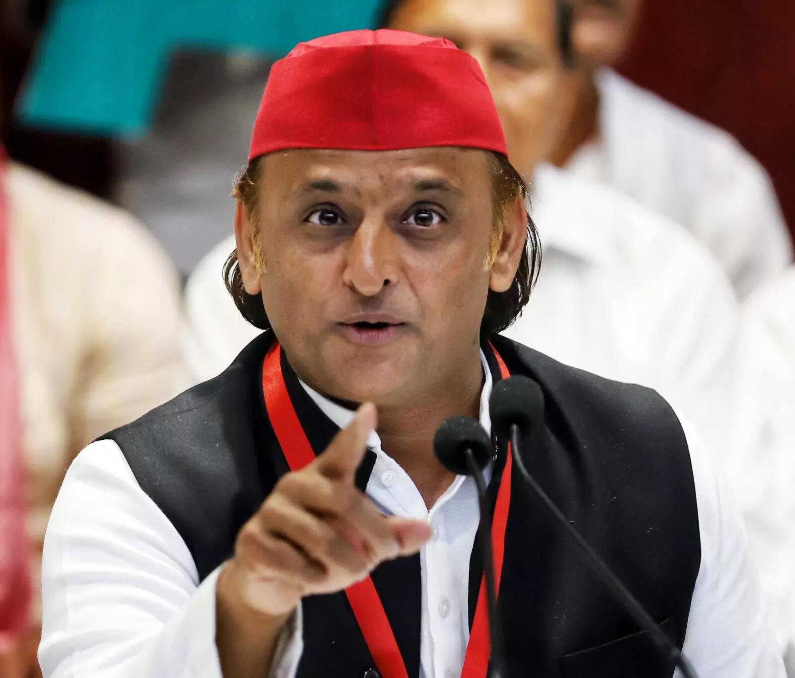 You are currently viewing India-US relations: Akhilesh Yadav urges Centre to improve ties; bats for students going abroad