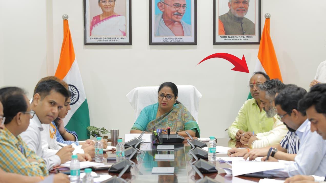You are currently viewing ‘Phulera-style governance in Delhi’: AAP hits out at Rekha Gupta; questions husband’s presence in official meetings