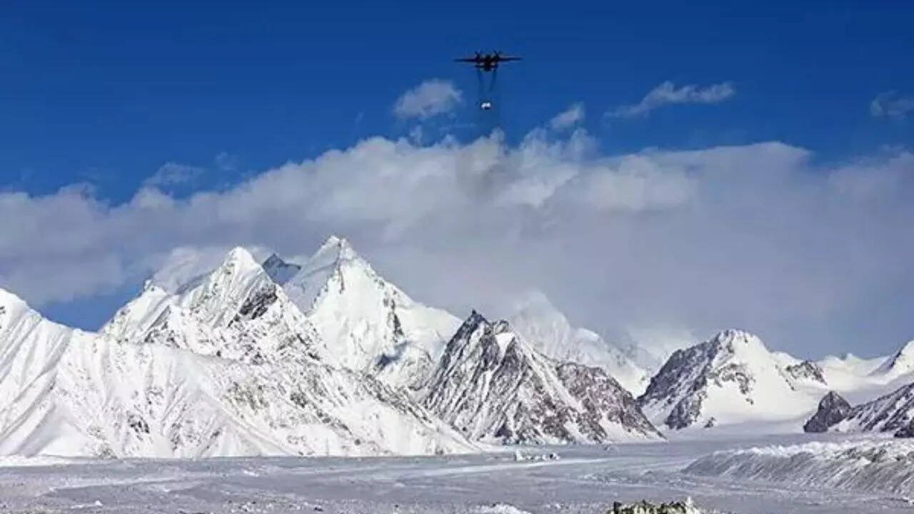 You are currently viewing Three soldiers killed as avalanche strikes Army base in Siachen