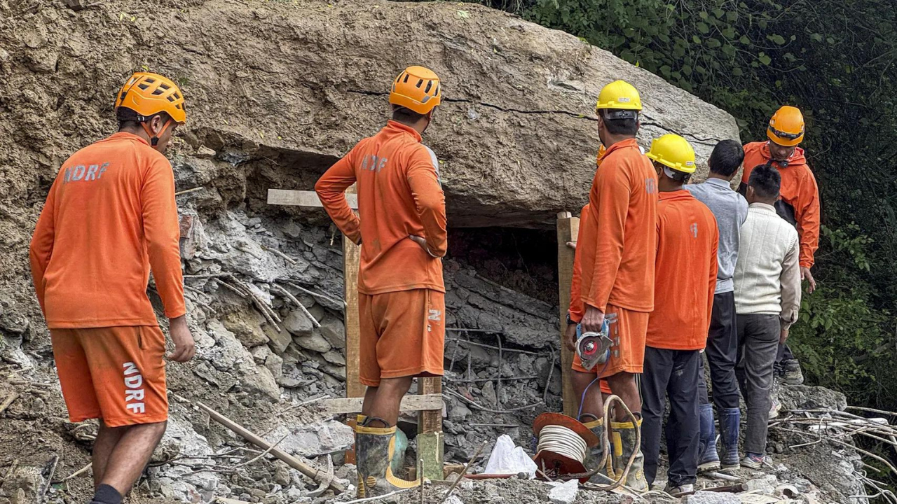 You are currently viewing 5 killed as landslide crushes houses in Kullu
